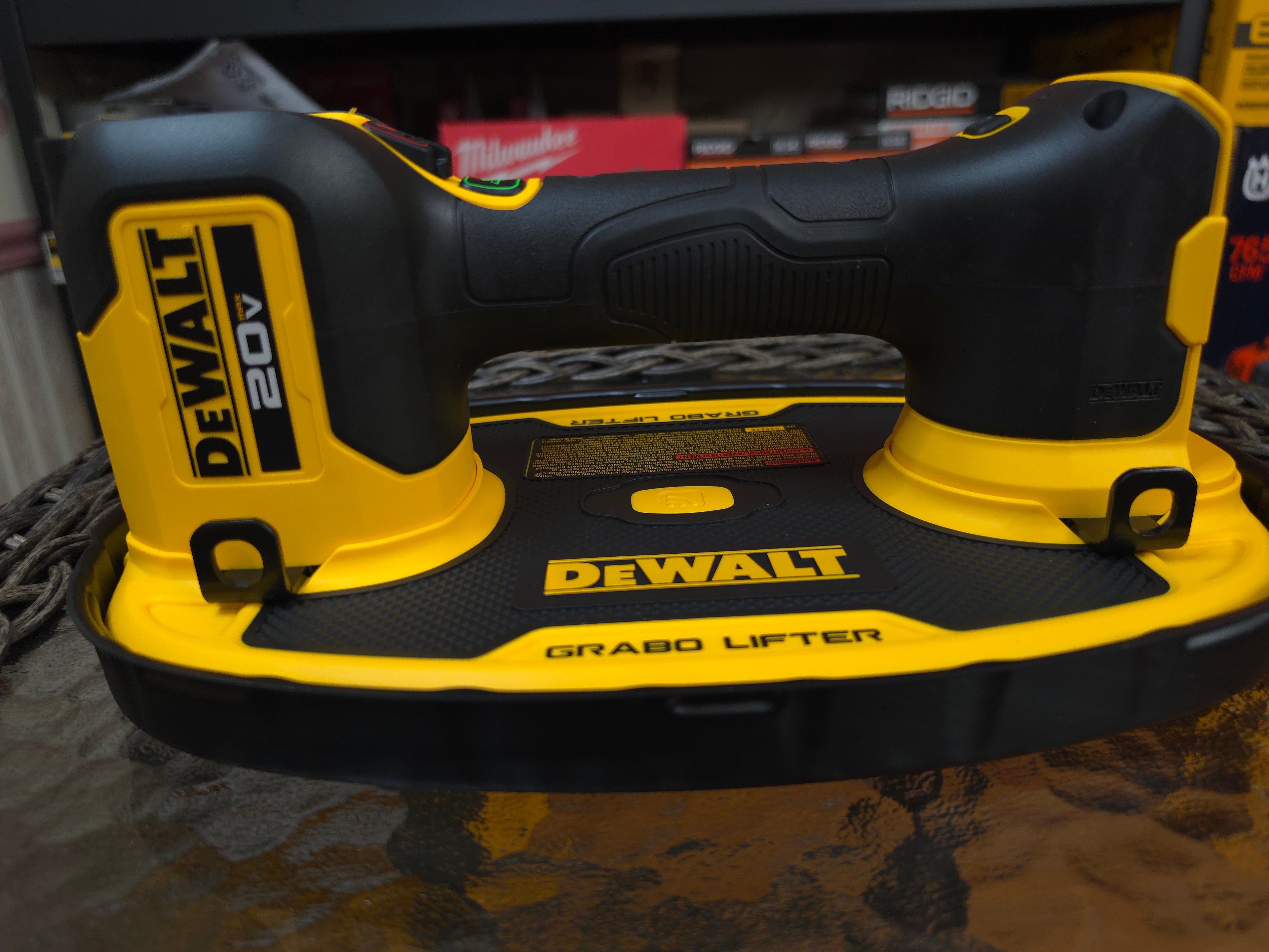 DeWalt DCE592B GRABO Lifter - Side view showing suction base