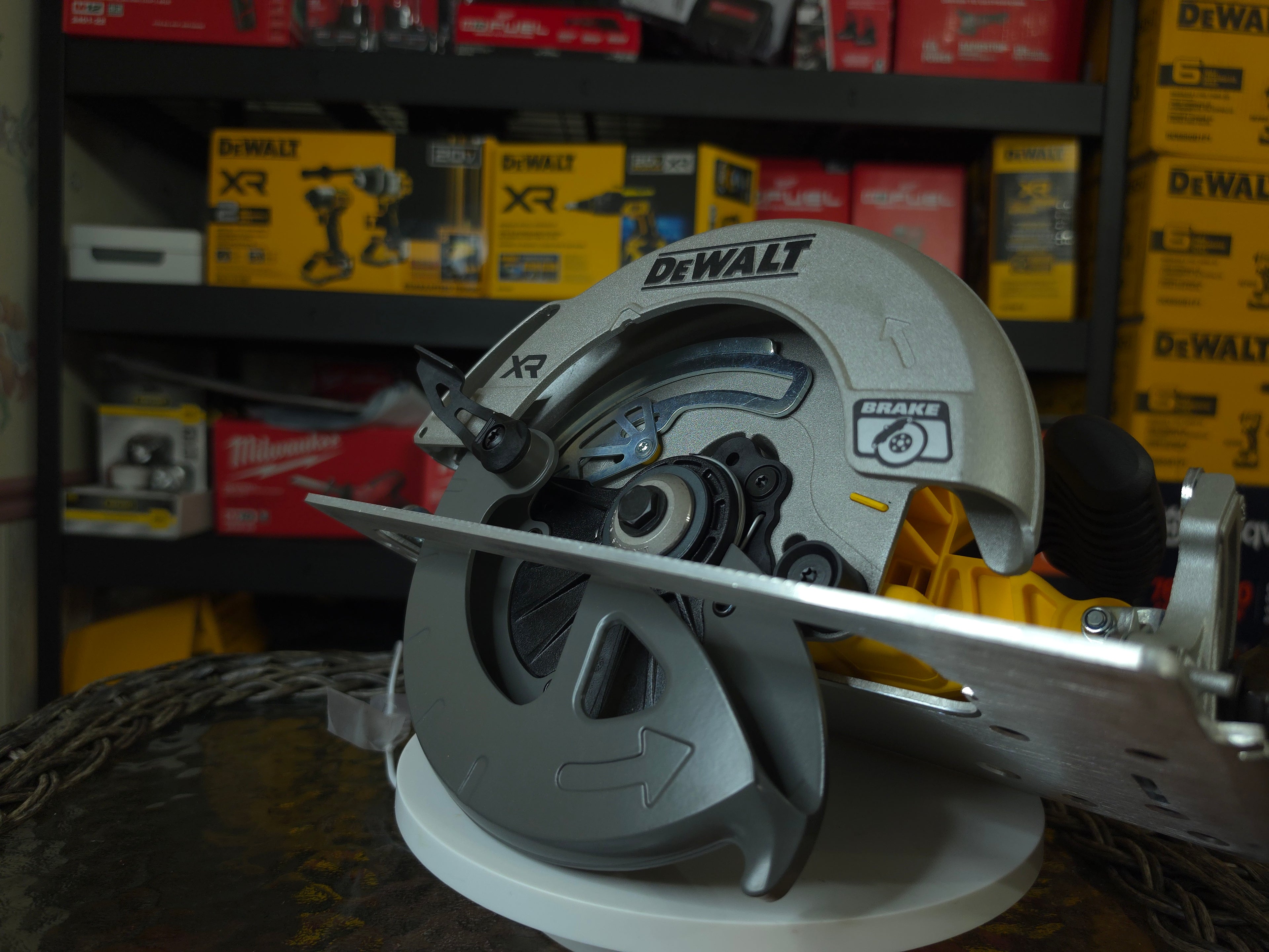 DeWalt DCS570 Circular Saw - 7-1/4 inch carbide blade detail